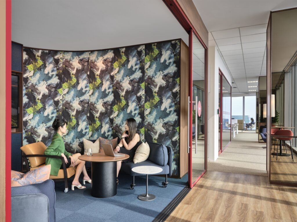 【Cushman & Wakefieldのオフィスデザイン】- シンガポールのコミュニケーションスペース