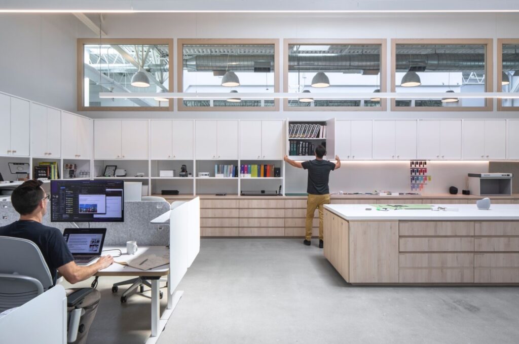 【Belkinのオフィスデザイン】- カリフォルニア州, エルセグンドのオープンスペース【Belkinのオフィスデザイン】- カリフォルニア州, エルセグンドのワークスペース