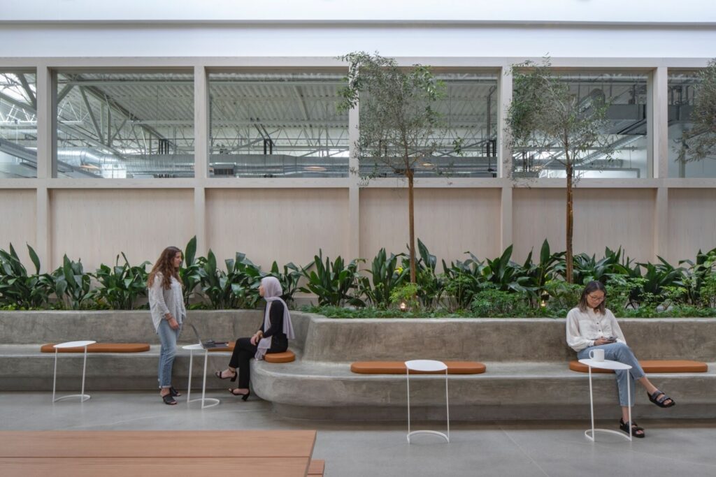 【Belkinのオフィスデザイン】- カリフォルニア州, エルセグンドのオープンスペース【Belkinのオフィスデザイン】- カリフォルニア州, エルセグンドのコミュニケーションスペース