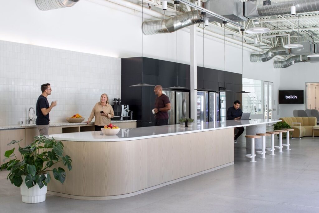 【Belkinのオフィスデザイン】- カリフォルニア州, エルセグンドのカフェスペース