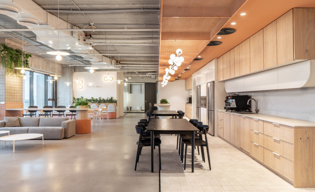 【Claroryのオフィスデザイン】- イスラエル, テルアビブのカフェスペース