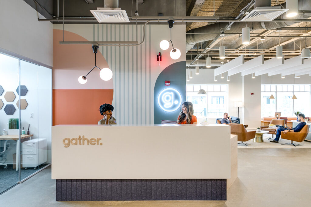 【Gatherのコワーキングオフィスデザイン】- バージニア州, バージニアビーチのエントランススペース