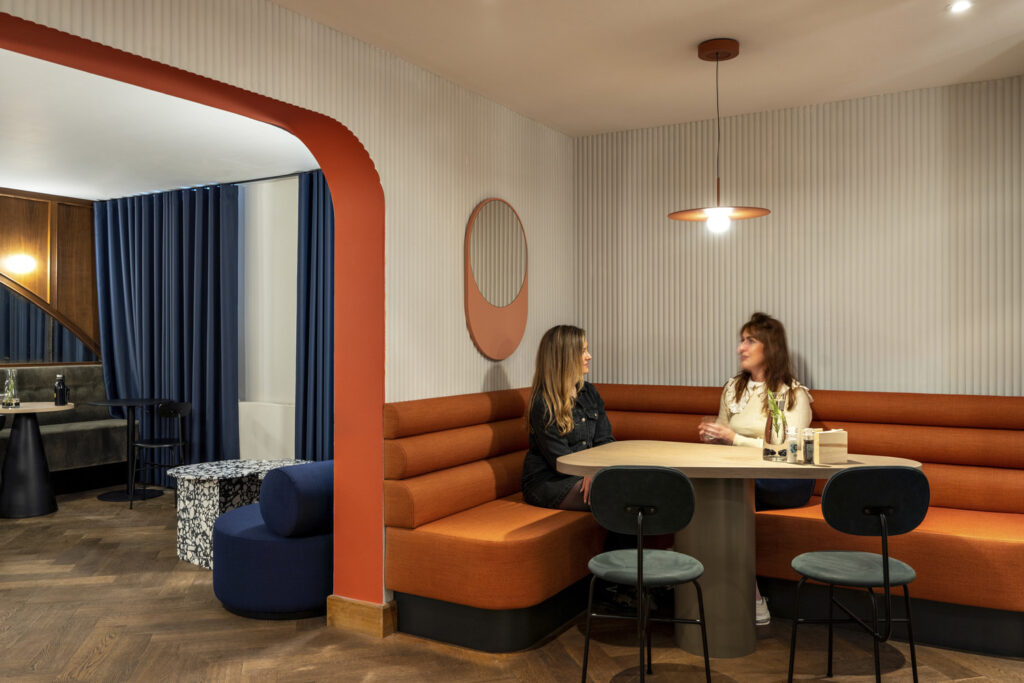 【Miroのオフィスデザイン】- オランダ, アムステルダムのコミュニケーションスペース
