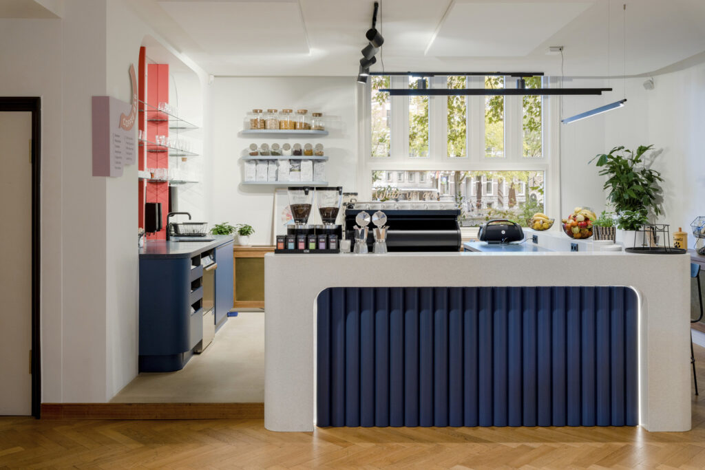 【Miroのオフィスデザイン】- オランダ, アムステルダムのカフェスペース