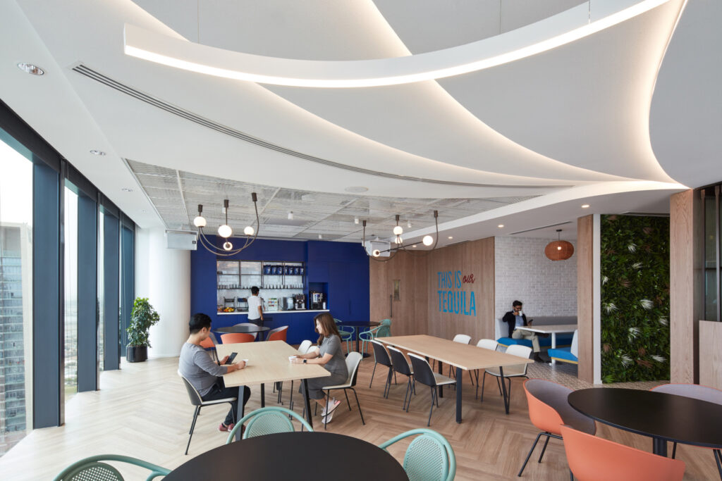 【ペルノ・リカールのオフィスデザイン】- アラブ首長国連邦, ドバイのカフェスペース
