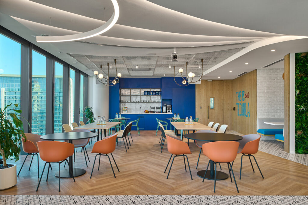 【ペルノ・リカールのオフィスデザイン】- アラブ首長国連邦, ドバイのカフェスペース