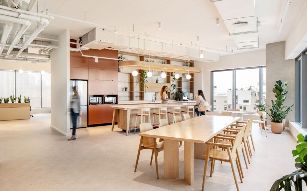 【Bionicのオフィスデザイン】- イスラエル, テルアビブのカフェスペース