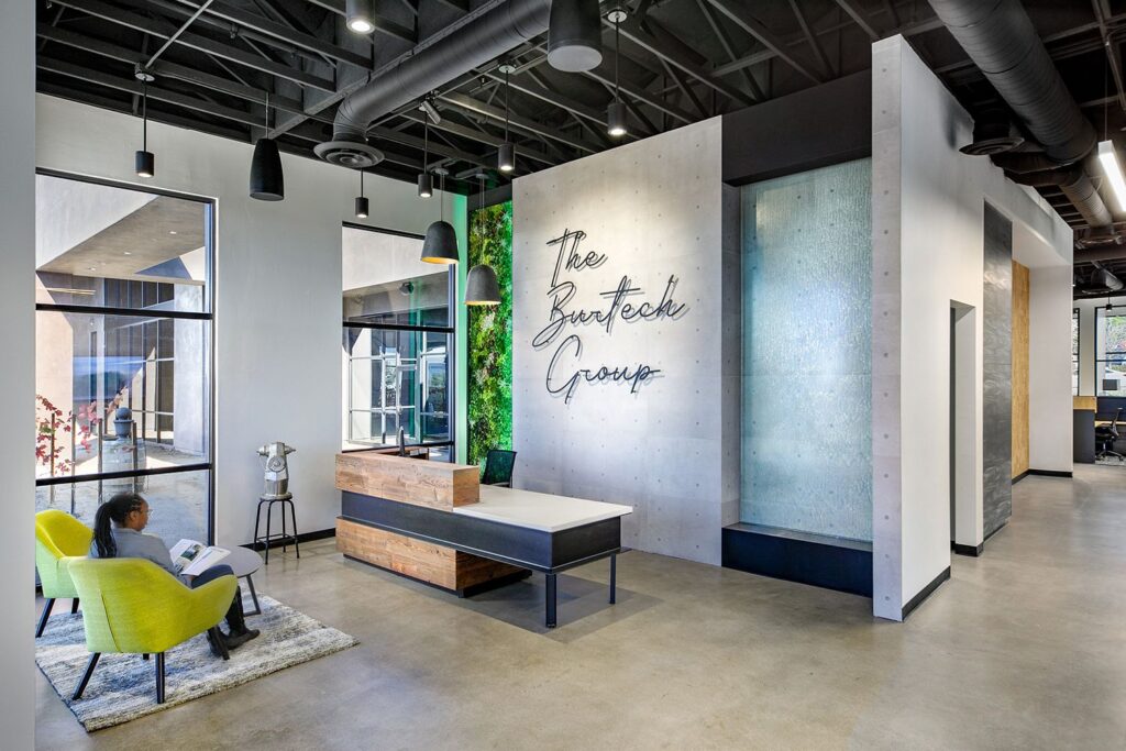 【Burtech Groupのオフィスデザイン】- カリフォルニア州, ビスタの受付/エントランススペース