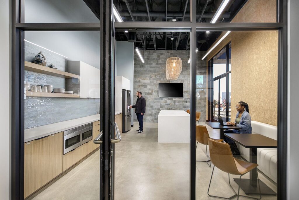 【Burtech Groupのオフィスデザイン】- カリフォルニア州, ビスタのカフェスペース