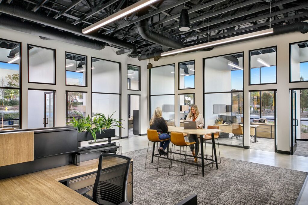 【Burtech Groupのオフィスデザイン】- カリフォルニア州, ビスタのオープンスペース