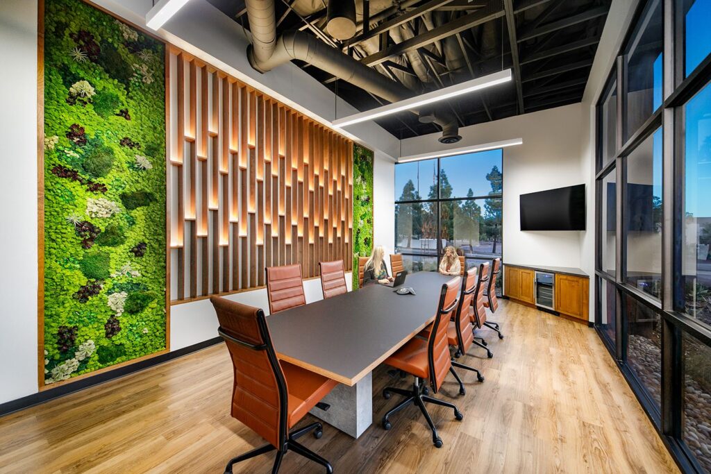【Burtech Groupのオフィスデザイン】- カリフォルニア州, ビスタの会議/ミーティングスペース