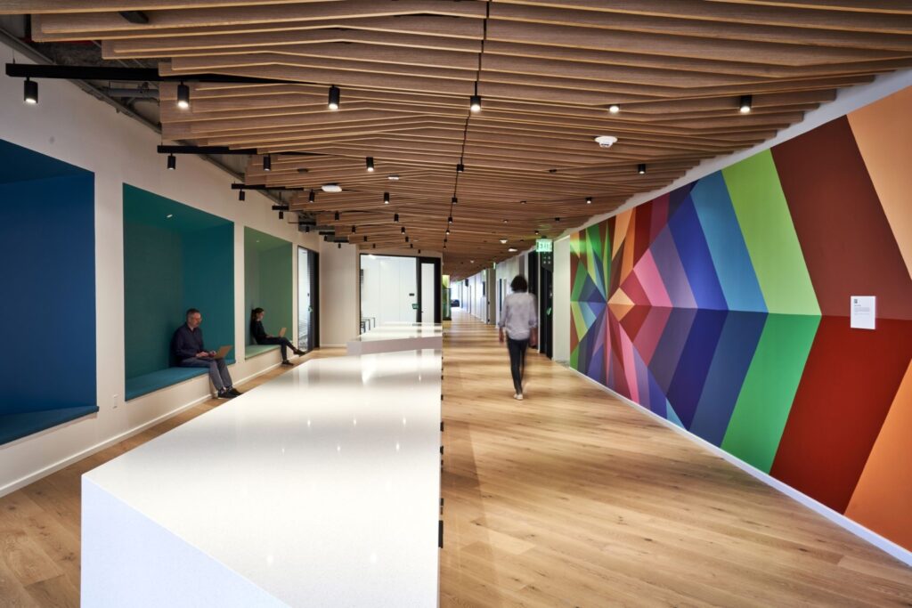 【某テクノロジー企業のオフィスデザイン】- カリフォルニア州, サンフランシスコの廊下