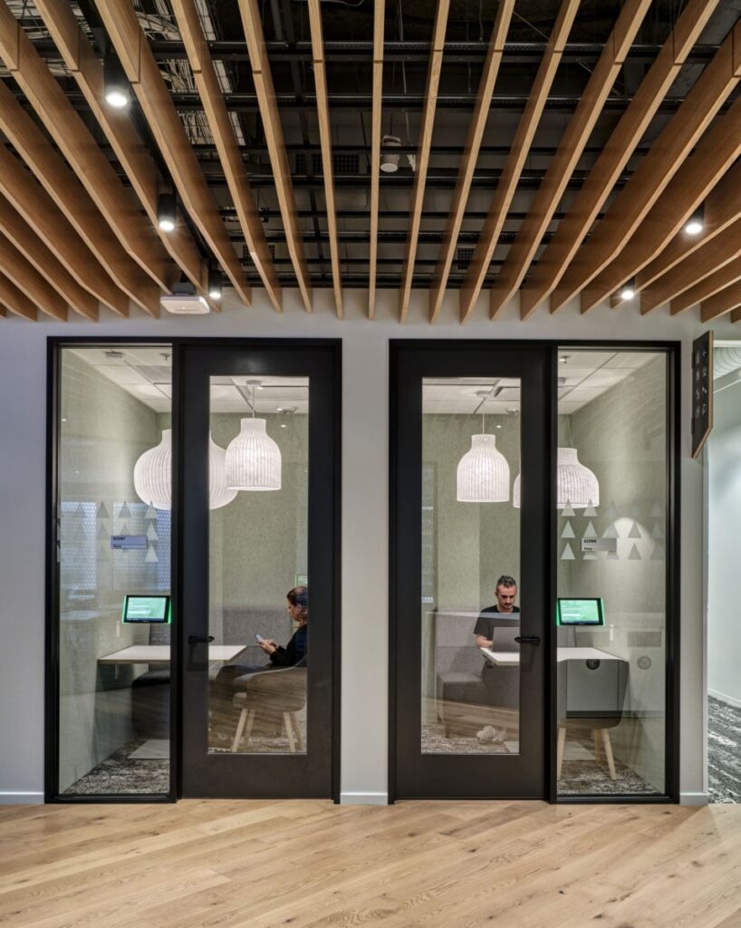 【某テクノロジー企業のオフィスデザイン】- カリフォルニア州, サンフランシスコの集中スペース