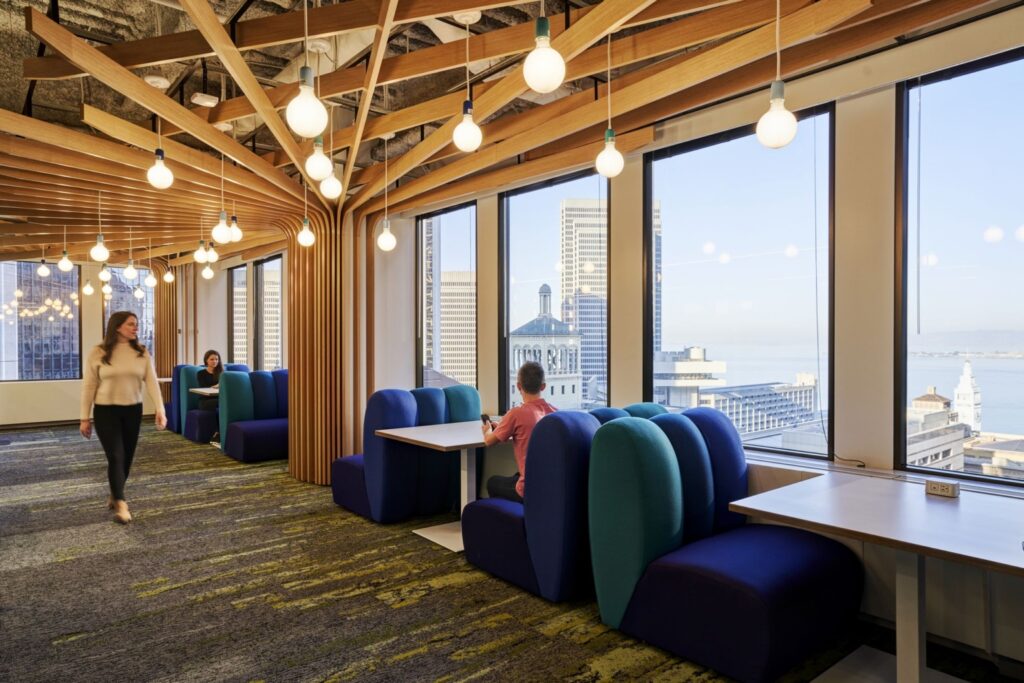【某テクノロジー企業のオフィスデザイン】- カリフォルニア州, サンフランシスコのファミレス席