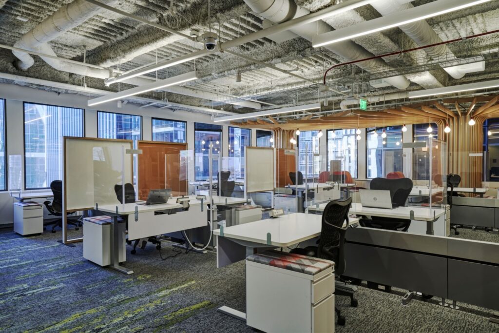 【某テクノロジー企業のオフィスデザイン】- カリフォルニア州, サンフランシスコのワークスペース