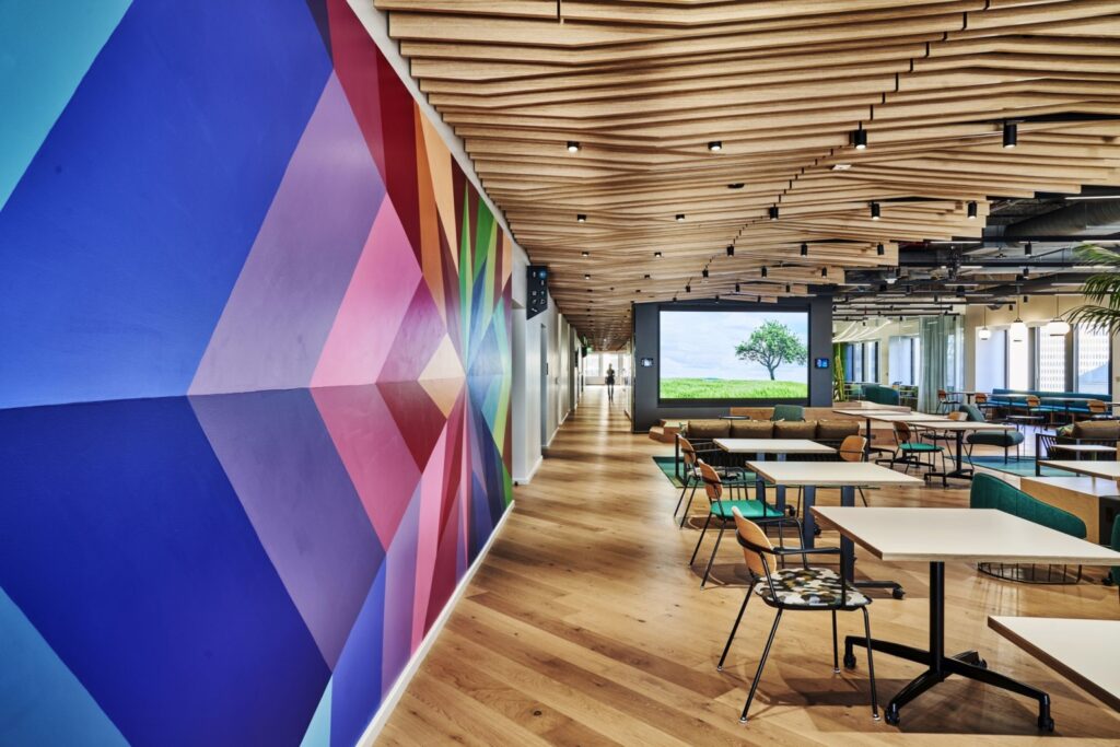 【某テクノロジー企業のオフィスデザイン】- カリフォルニア州, サンフランシスコのオープンスペース