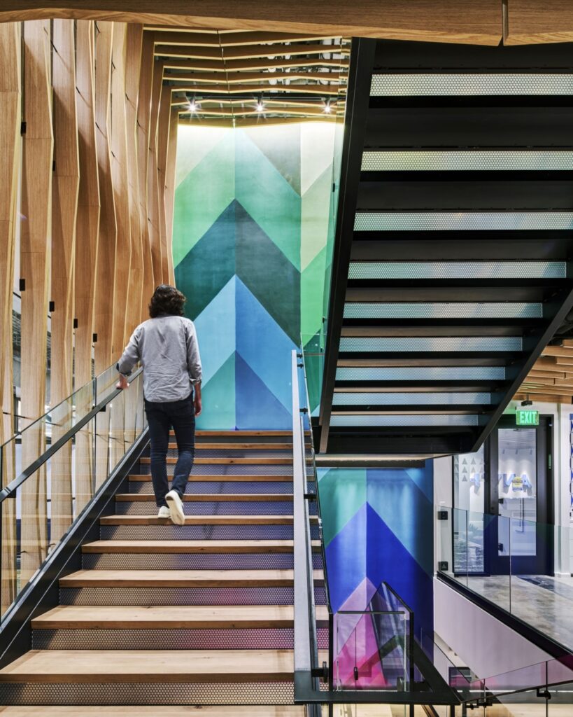 【某テクノロジー企業のオフィスデザイン】- カリフォルニア州, サンフランシスコの階段エリア