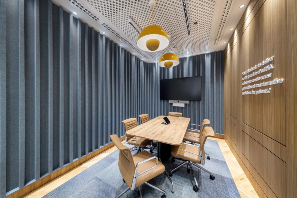 【Modernaのオフィスデザイン】- ポーランド, ワルシャワの会議/ミーティングスペーススペース