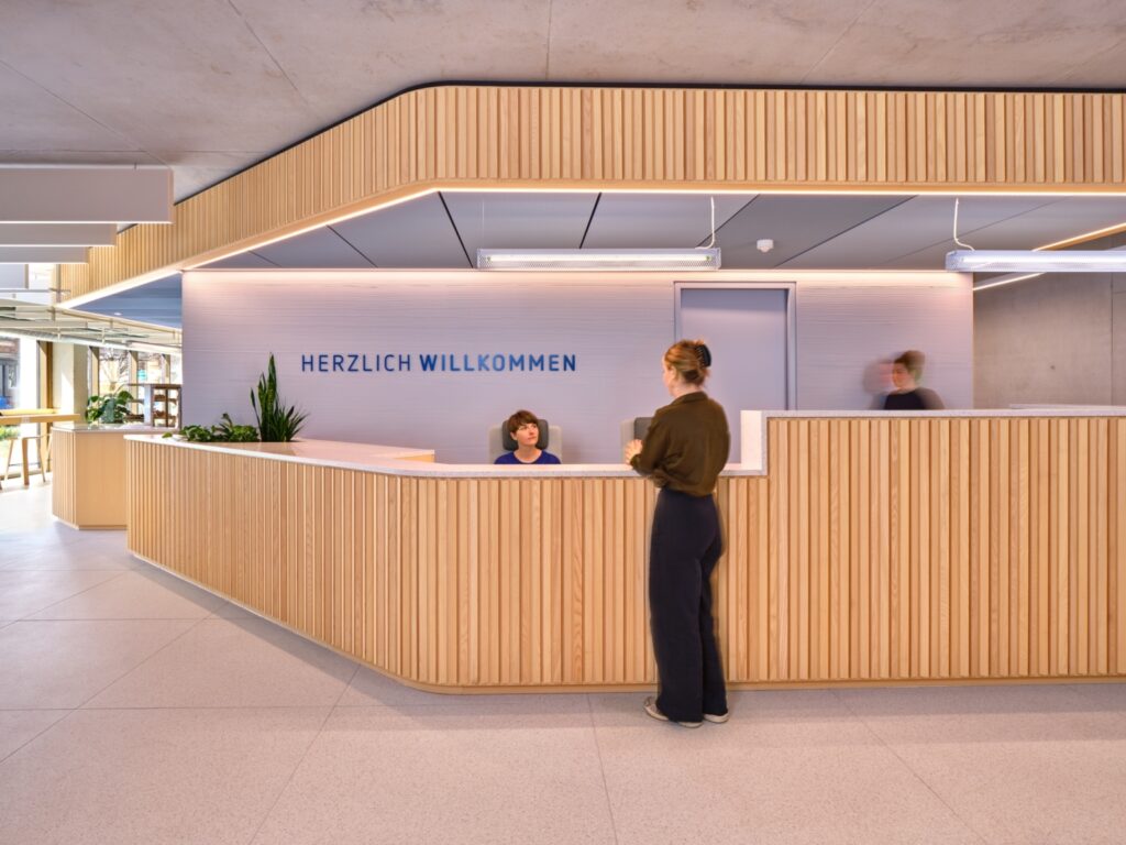 【Münchener Vereinのオフィスデザイン】- ドイツ, ミュンヘンの受付エントランススペース