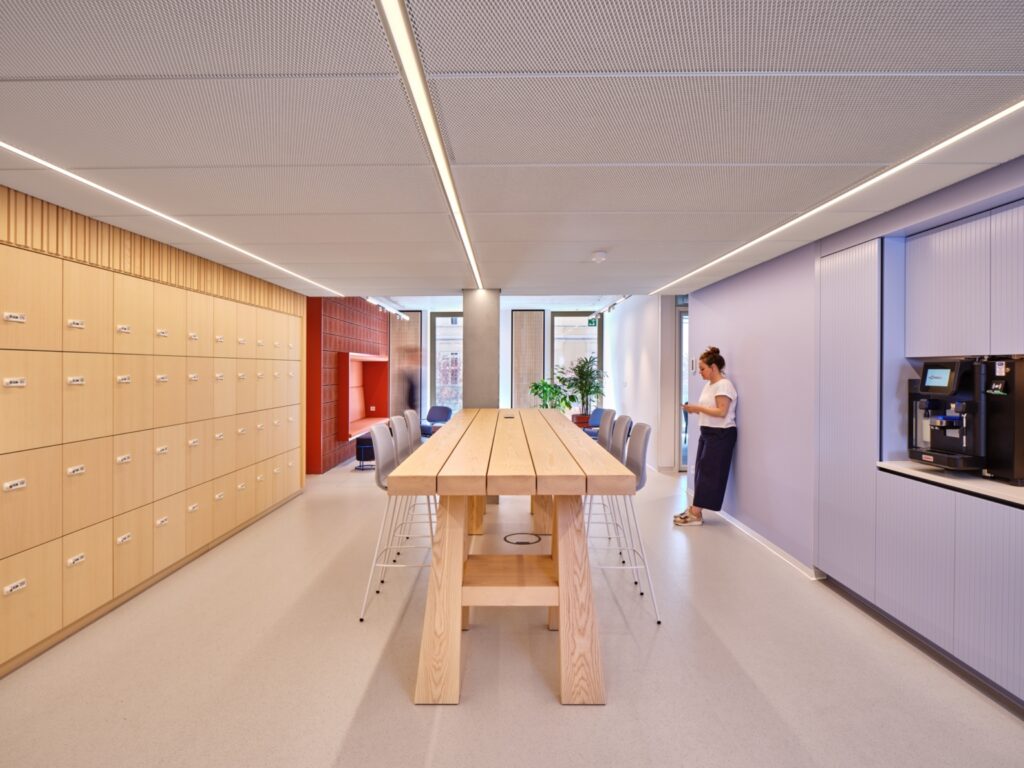 【Münchener Vereinのオフィスデザイン】- ドイツ, ミュンヘンのカフェスペース