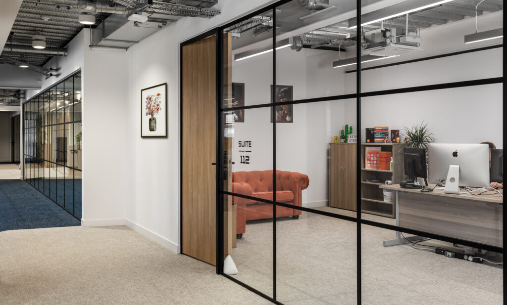 【SmartBaseのコワーキングスペースデザイン】- イギリス, ボーンマスの個室