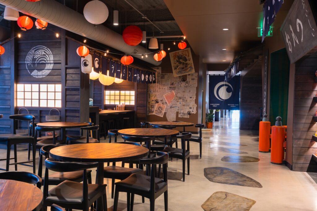 【Crunchyrollのオフィスデザイン】- テキサス州, ダラスのカフェスペース