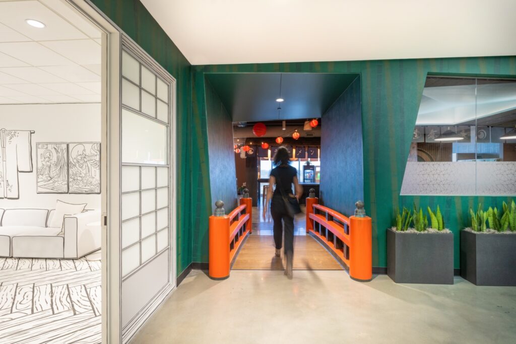 【Crunchyrollのオフィスデザイン】- テキサス州, ダラスの廊下