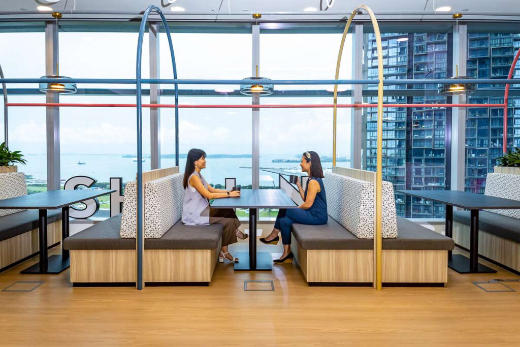 【SHEINのオフィスデザイン】- シンガポールのファミレス席