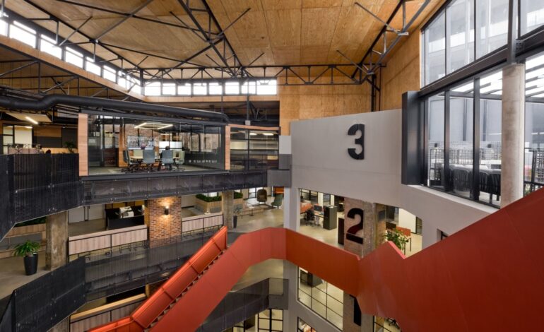 【Thungela のオフィスデザイン】- 南アフリカ, ヨハネスブルグの階段エリア
