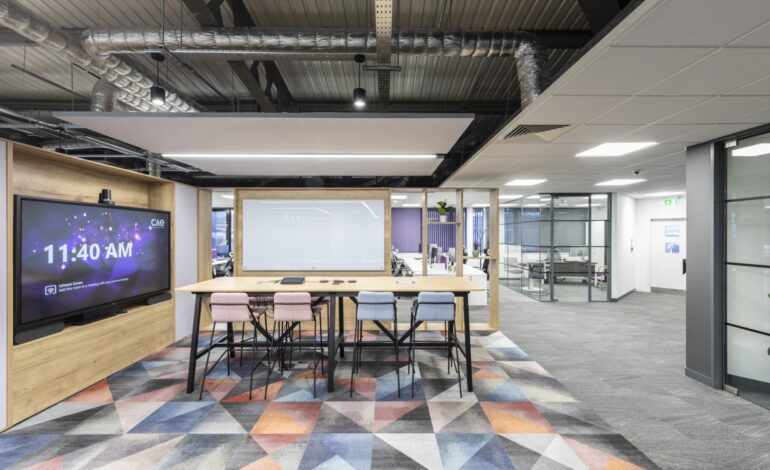 【CAEのオフィスデザイン】– イギリス,ヘメル・ヘムステッドのオープンスペース