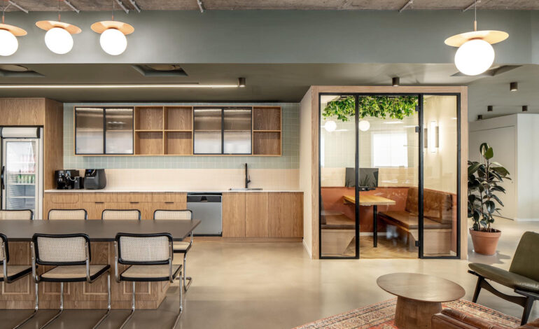【Popcornのオフィスデザイン】- イスラエル, テルアビブのオープンスペース,カフェスペース
