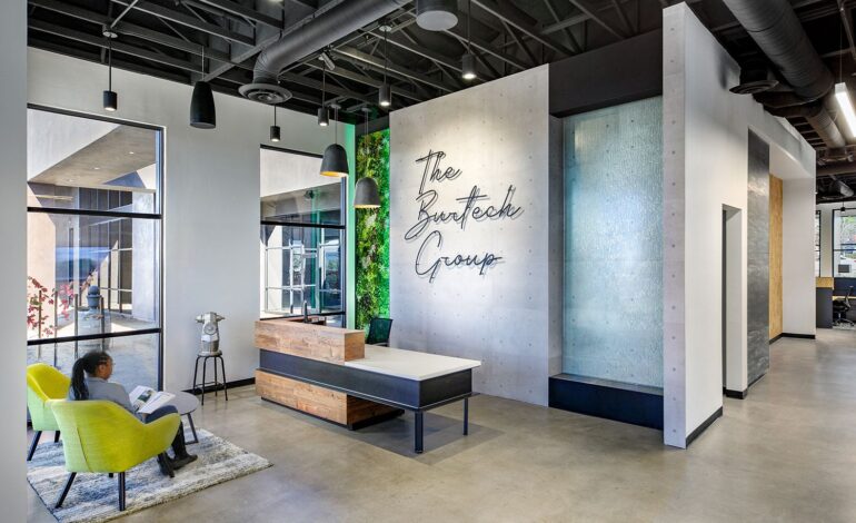 【Burtech Groupのオフィスデザイン】- カリフォルニア州, ビスタの受付/エントランススペース